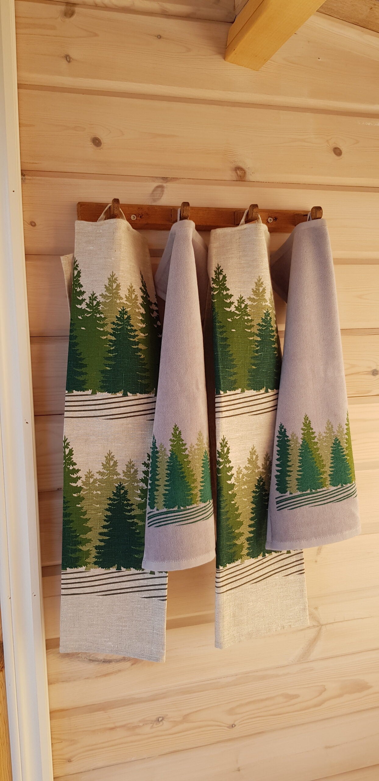 Handdukar i frotté material ca 30 x 50 cm. 3 styck med gran motiv.