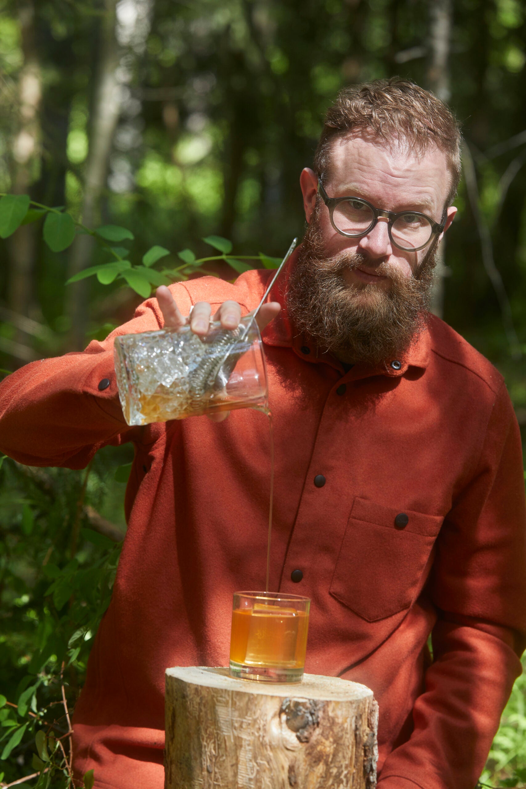 Emil skapar grandrinkar i skogen.