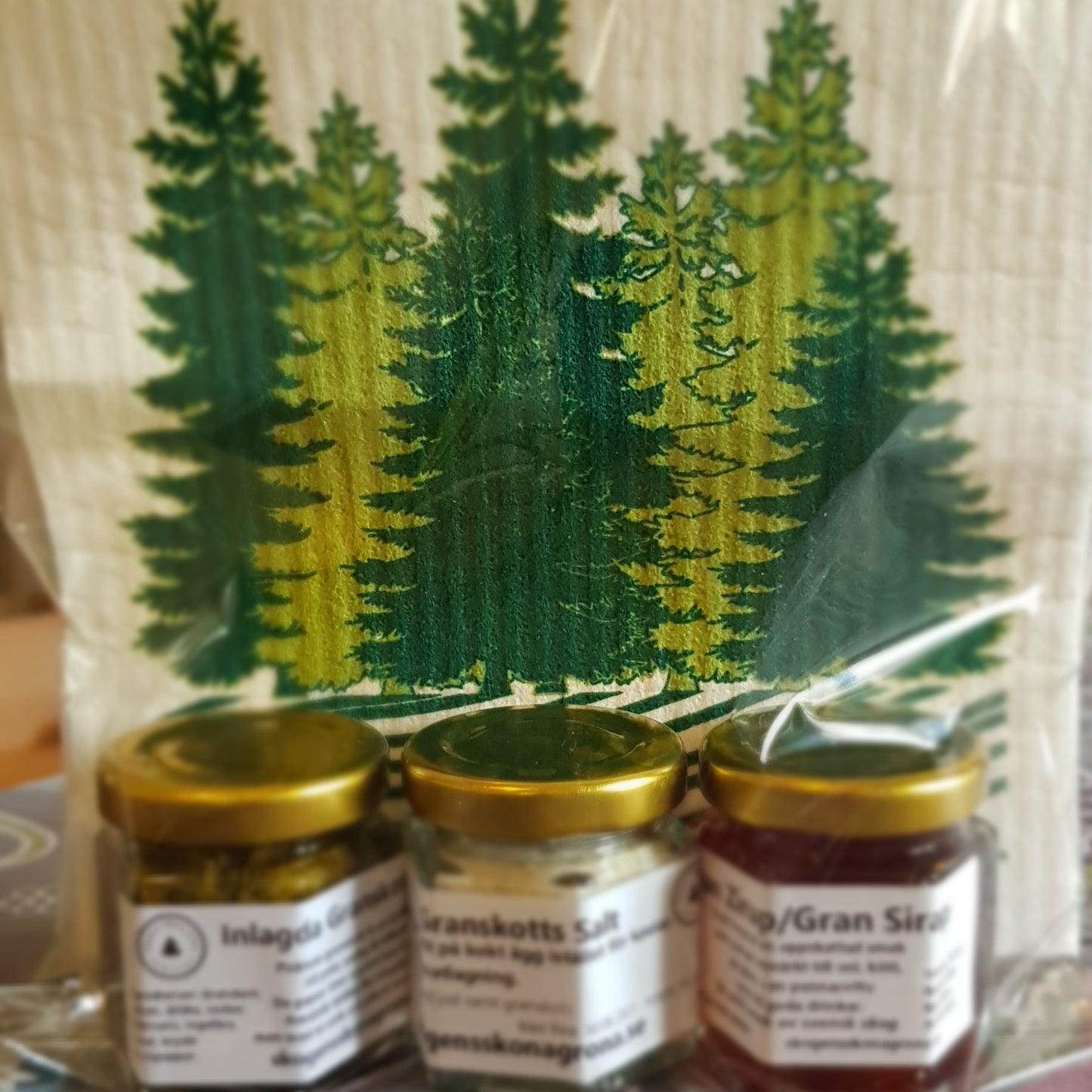 Gran i 3 smaker x 50 ml. Gran Zirup - Picklade granskott - Granskottssalt.