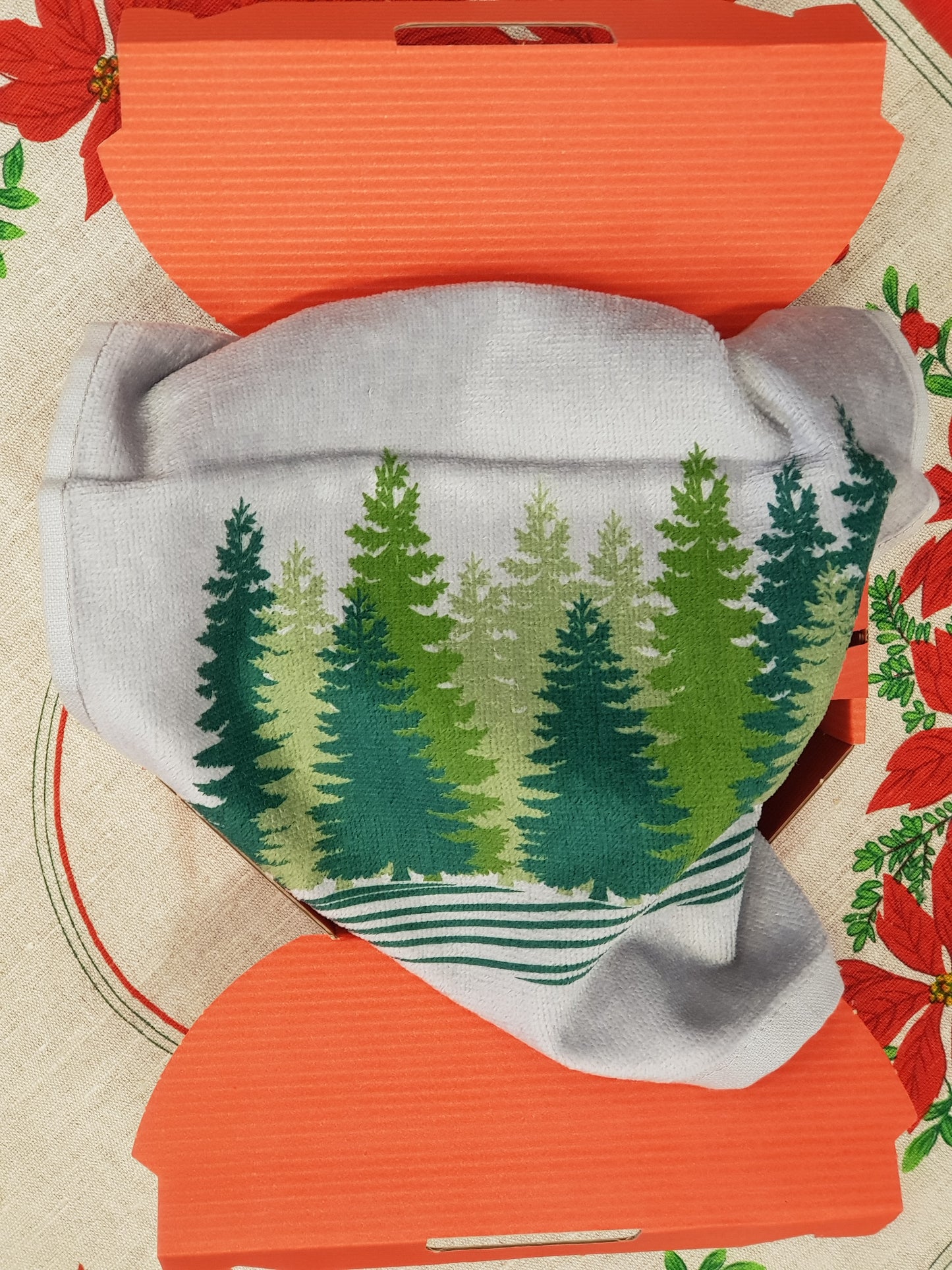 3 härliga teer och granhandduken i den fina presentlådan.