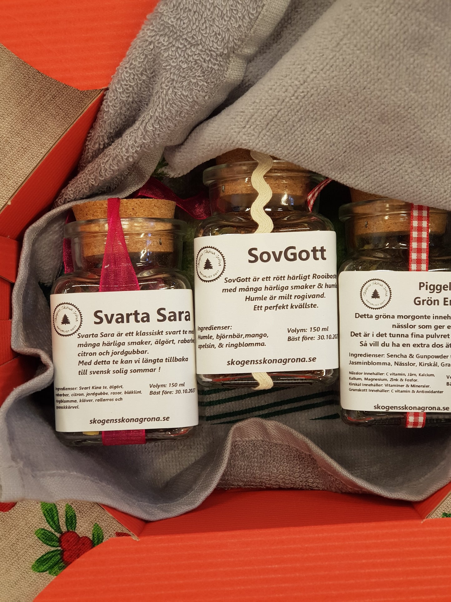 3 härliga teer och granhandduken i den fina presentlådan.
